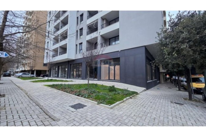 Vlore - Lungomare,  Rruga Dhimitër Konomi , Vlore jepet me qera ,ambient biznesi me siperfaqe 444m2