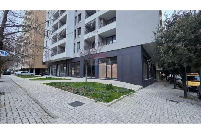 Vlore - Lungomare,  Rruga Dhimitër Konomi , Vlore jepet me qera ,ambient biznesi me siperfaqe 444m2