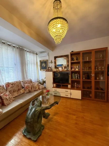 Tirane, jepet me qera apartament 2+1 Kati 2, 84 m² 700 € 