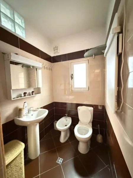 Tirane, jepet me qera apartament 2+1 Kati 2, 84 m² 700 € 