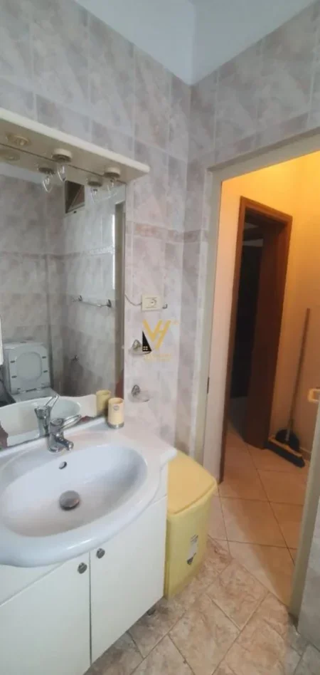 Tirane, jepet me qera apartament 2+1+Ballkon Kati 3, 100 m² 600 € (ALI DEMI)