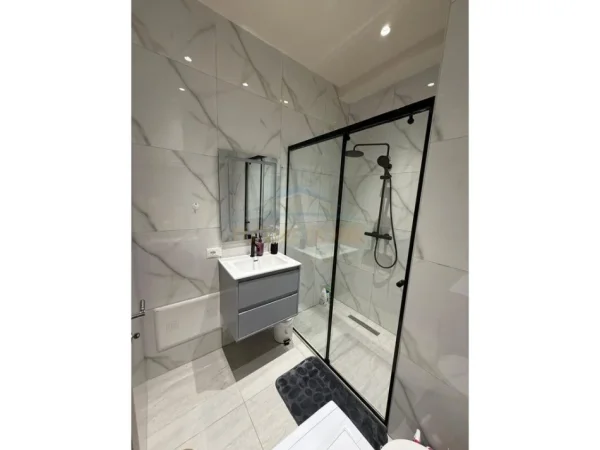 Tirane, jepet me qera garsonier 1+1 Kati 0, 27 m² 300 € 