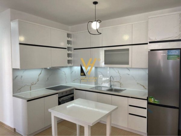 Tirane, jepet me qera apartament 2+1+Ballkon Kati 3, 85 m² 650 € (BULEVARDI I RI)