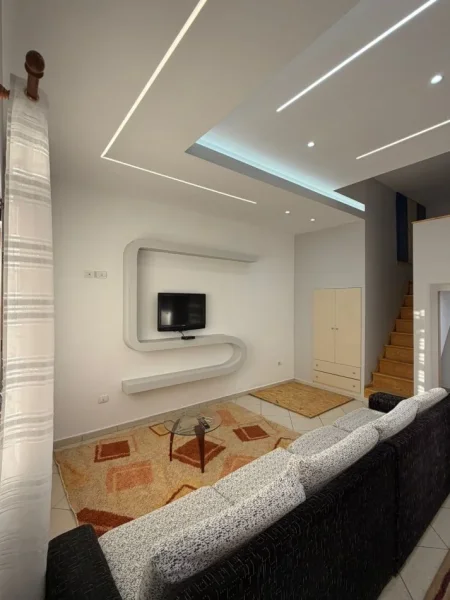 Tirane, jepet me qera apartament duplex 1+1 Kati 0, 50 m² 310 € (Rruga Tom Plezha)