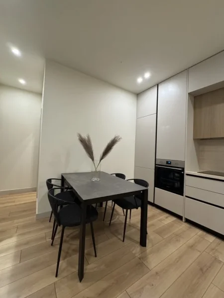 Tirane, jepet me qera apartament 2+1+Ballkon Kati 1, 76 m² 1.800 € (Rruga e kosovareve)