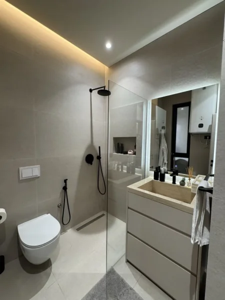 Tirane, jepet me qera apartament 2+1+Ballkon Kati 1, 76 m² 1.800 € (Rruga e kosovareve)