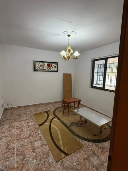 Tirane, jepet me qera Vile 2+1 Kati 1, 70 m² 360 € (Rruga Hamdi Cullhaj)