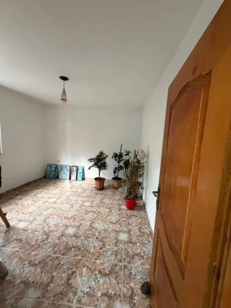 Tirane, jepet me qera Vile 2+1 Kati 1, 70 m² 360 € (Rruga Hamdi Cullhaj)