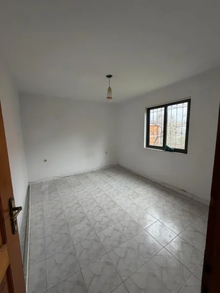 Tirane, jepet me qera Vile 2+1 Kati 1, 70 m² 360 € (Rruga Hamdi Cullhaj)
