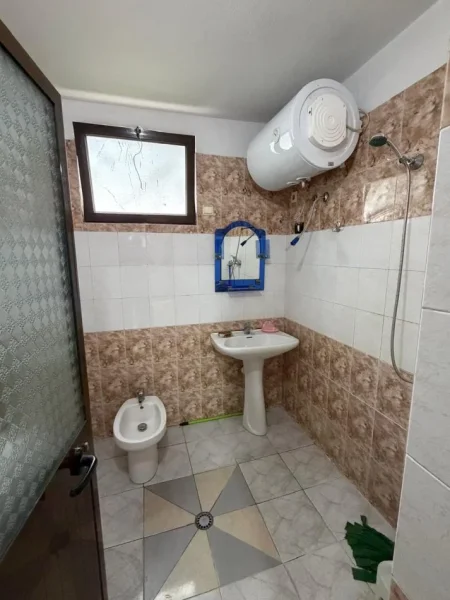 Tirane, jepet me qera Vile 2+1 Kati 1, 70 m² 360 € (Rruga Hamdi Cullhaj)