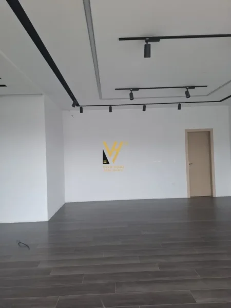 Tirane, jepet me qera dyqan Kati 0, 70 m² 1.000 € (UNAZA E RE)