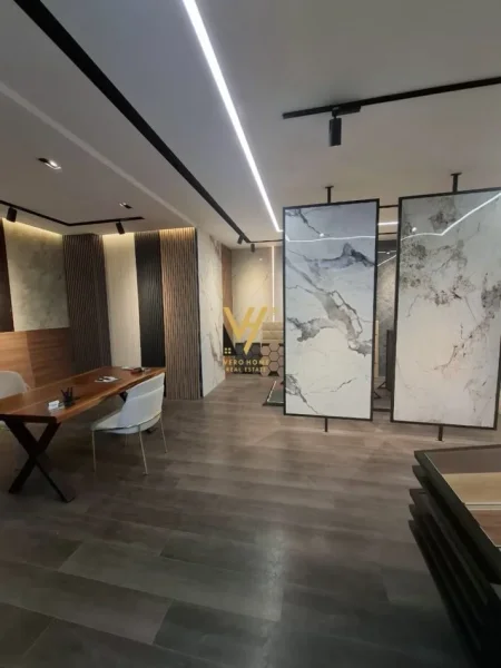 Tirane, jepet me qera dyqan Kati 0, 70 m² 1.000 € (UNAZA E RE)