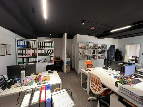 Tirane, jepet me qera ambjent biznesi Kati 1, 72 m² 1.100 € (PAZARI I RI)