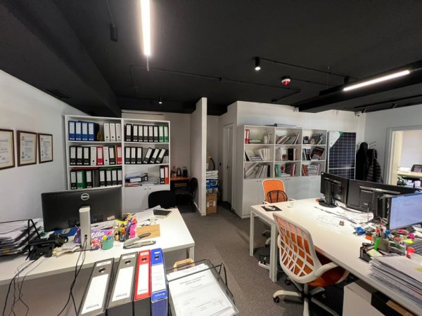 Tirane, jepet me qera ambjent biznesi Kati 1, 72 m² 1.100 € (PAZARI I RI)
