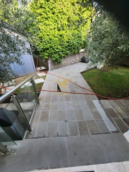 Tirane, jepet me qera Vile 2 Katshe Kati 0, 220 m² 2.000 € (ALI DEMI)