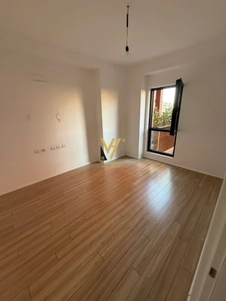 Tirane, jepet me qera zyre Kati 4, 114 m² 1.200 € (GARDEN BUILDING)