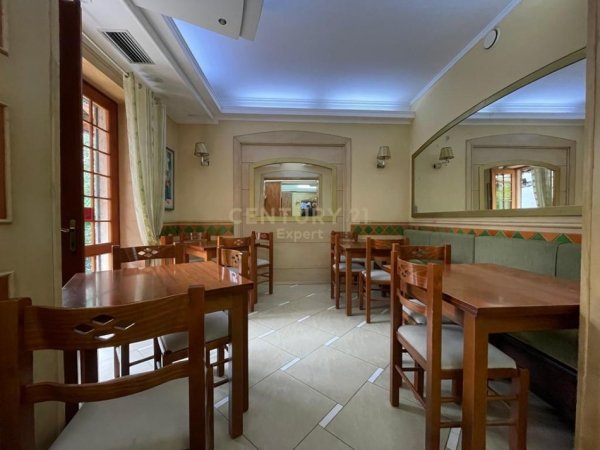 Tirane, jepet me qera lokal Kati 0, 108 m² 2.500 € (Rruga e Kavajes)