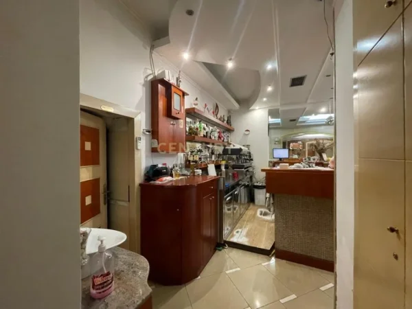 Tirane, jepet me qera lokal Kati 0, 108 m² 2.500 € (Rruga e Kavajes)