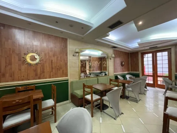 Tirane, jepet me qera lokal Kati 0, 108 m² 2.500 € (Rruga e Kavajes)