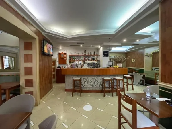 Tirane, jepet me qera lokal Kati 0, 108 m² 2.500 € (Rruga e Kavajes)