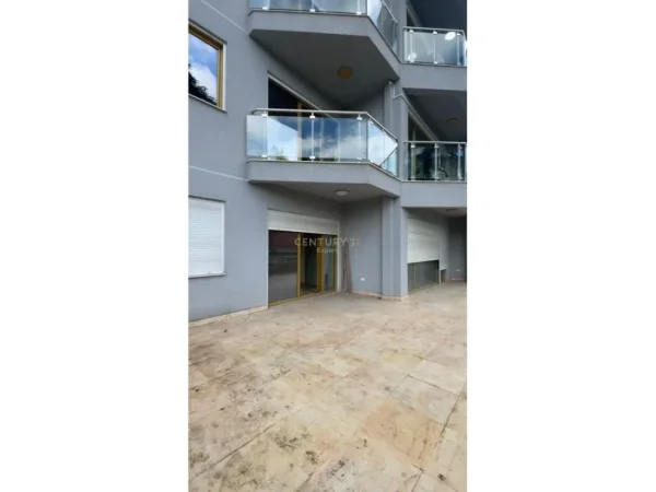 Tirane, jepet me qera Kati 3, 217 m² 3.000 € (Bllok)