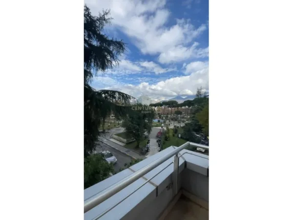Tirane, jepet me qera Kati 3, 217 m² 3.000 € (Bllok)