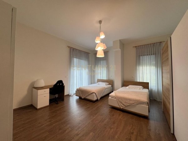 Tirane, shitet Vile 4+1+Aneks+Ballkon Kati 3, 762 m² 2.300.000 € (TEG)