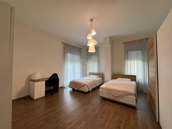 Tirane, shitet Vile 4+1+Aneks+Ballkon Kati 3, 762 m² 2.300.000 € (TEG)