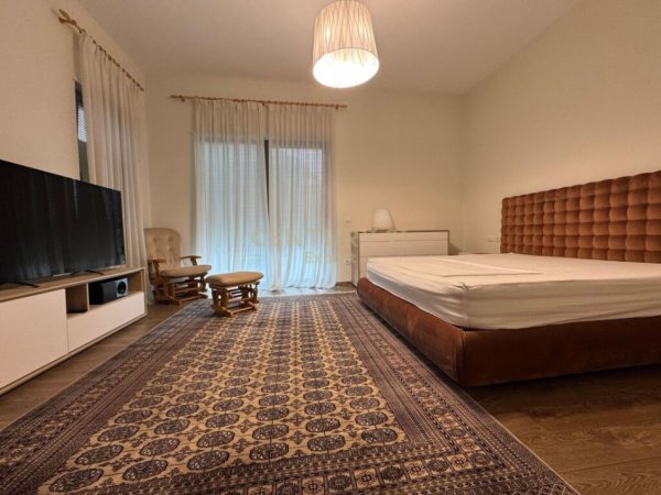 Tirane, shitet Vile 4+1+Aneks+Ballkon Kati 3, 762 m² 2.300.000 € (TEG)