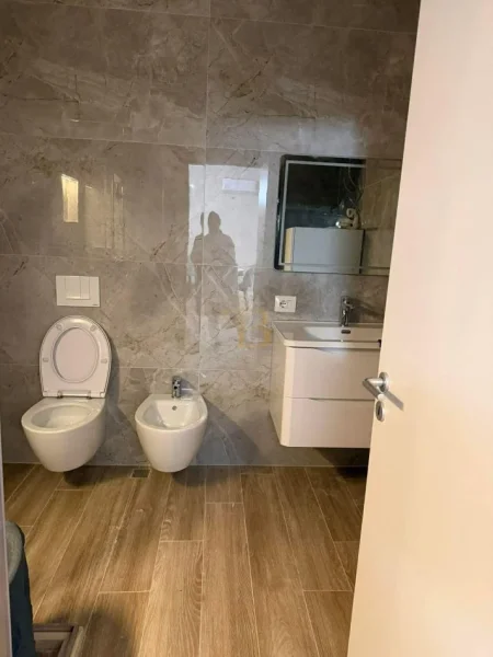 Tirane, jepet me qera apartament 1+1 Kati 8, 65 m² 700 € 