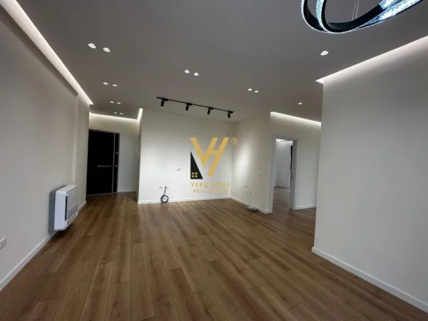 Tirane, jepet me qera zyre Kati 9, 106 m² 750 € (FARMACIA 10, ARLIS)