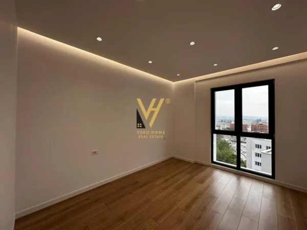 Tirane, jepet me qera zyre Kati 9, 106 m² 750 € (FARMACIA 10, ARLIS)