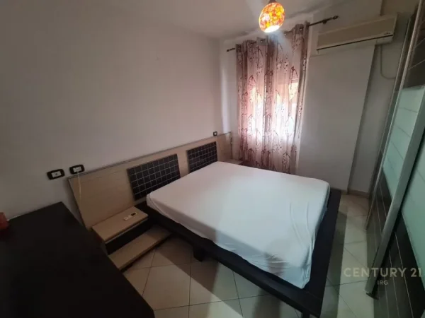 Tirane, jepet me qera apartament 2+1+Aneks+Ballkon Kati 4, 70 m² 700 € 