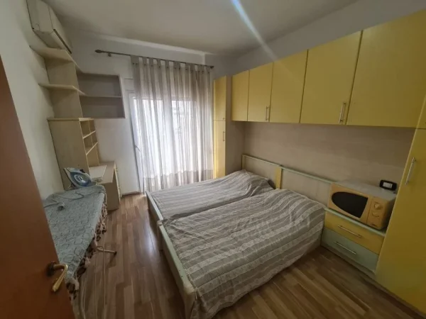 Tirane, jepet me qera apartament 2+1+Aneks+Ballkon Kati 4, 70 m² 700 € 