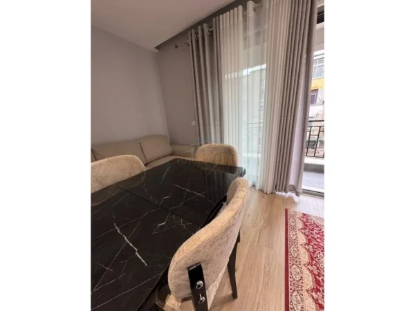 Tirane, jepet me qera apartament 2+1 Kati 2, 77 m² 900 € (SHKOLLA E KUQE)