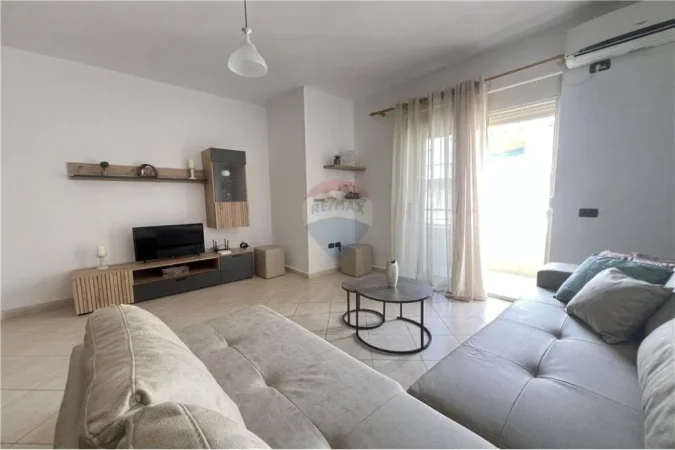 Vlore - Lungomare, jepet me qera apartament 2+1+Ballkon Kati 8, 102 m² 550 € (Rruga Rushit Gorishova, pranë Market Xhihanka)