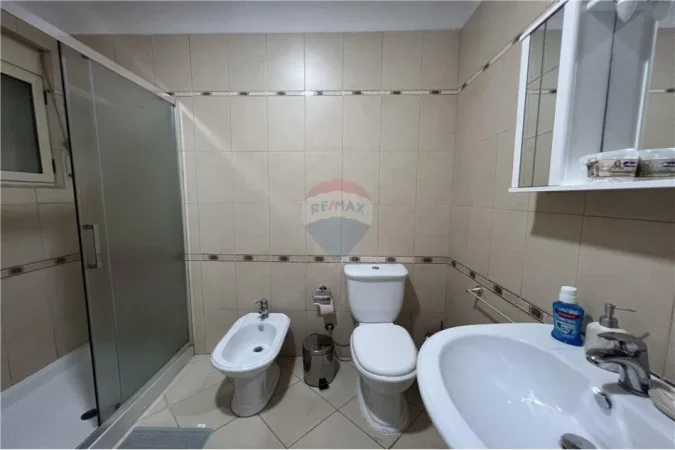 Vlore - Lungomare, jepet me qera apartament 2+1+Ballkon Kati 8, 102 m² 550 € (Rruga Rushit Gorishova, pranë Market Xhihanka)