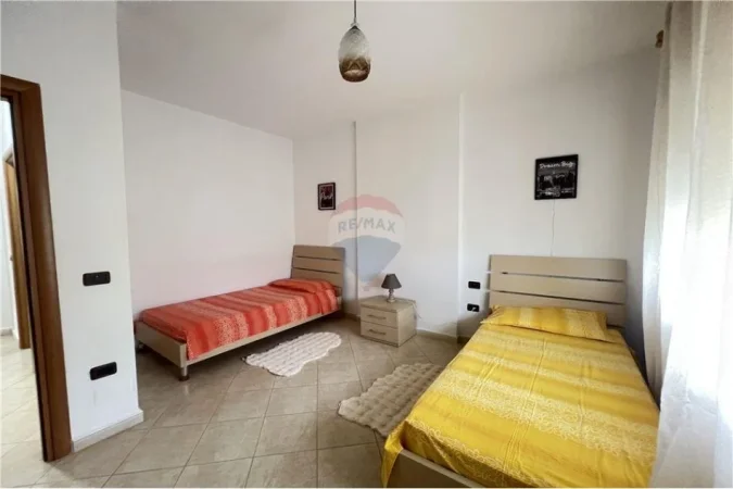Vlore - Lungomare, jepet me qera apartament 2+1+Ballkon Kati 8, 102 m² 550 € (Rruga Rushit Gorishova, pranë Market Xhihanka)
