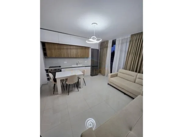 Tirane, jepet me qera apartament 2+1 Kati 7, 89 m² 550 € (Ali Demi)