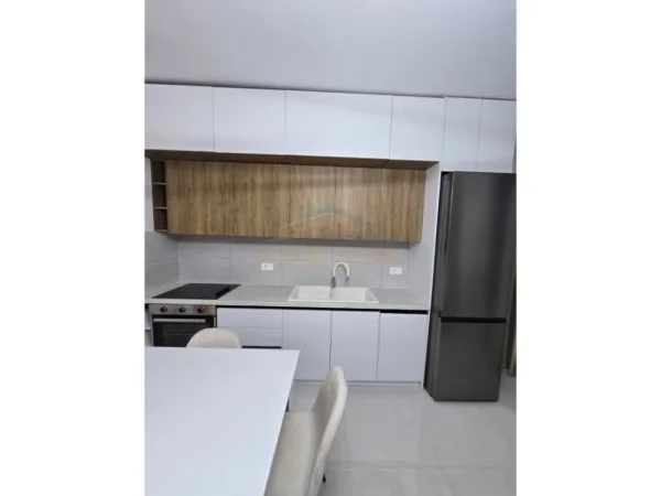 Tirane, jepet me qera apartament 2+1 Kati 7, 89 m² 550 € (Ali Demi)
