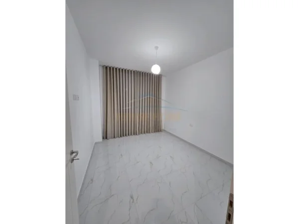 Tirane, jepet me qera apartament 2+1 Kati 7, 89 m² 550 € (Ali Demi)