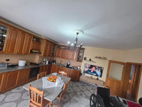 Durres, shitet apartament 2+1+Ballkon Kati 2, 85 m² 115.000 € (Shkolla kushtrimi lirise)