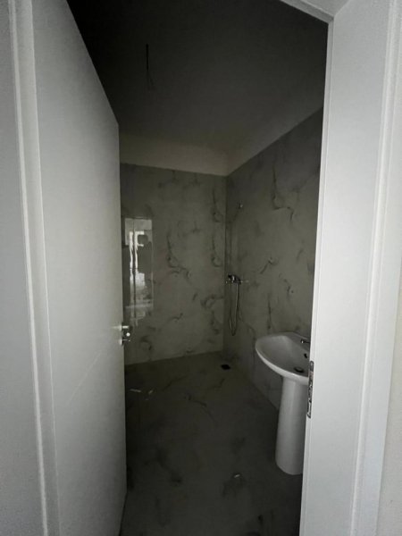 Tirane, shitet apartament 2+1+Ballkon Kati 8, 97 m² 87.500 € (KAMEZ)