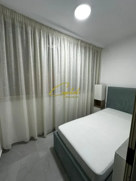 Tirane, jepet me qera apartament duplex 2+1 Kati 1, 95 m² 700 € (ISH STACIONI TRENIT)