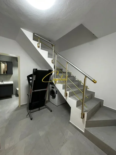 Tirane, jepet me qera apartament duplex 2+1 Kati 1, 95 m² 700 € (ISH STACIONI TRENIT)