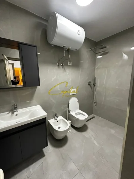 Tirane, jepet me qera apartament duplex 2+1 Kati 1, 95 m² 700 € (ISH STACIONI TRENIT)