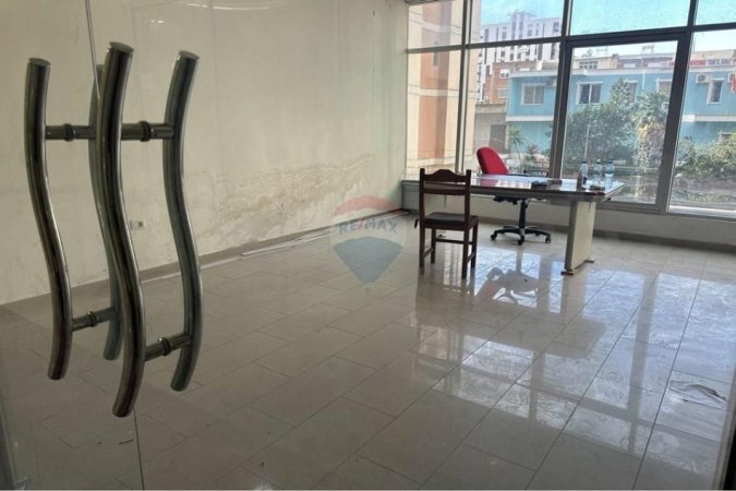 Vlore, shitet ambjent biznesi Kati 2, 33 m² 45.000 € (Sheshi Isa Boletini, Vlorë)