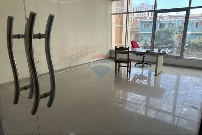 Vlore, shitet ambjent biznesi Kati 2, 33 m² 45.000 € (Sheshi Isa Boletini, Vlorë)