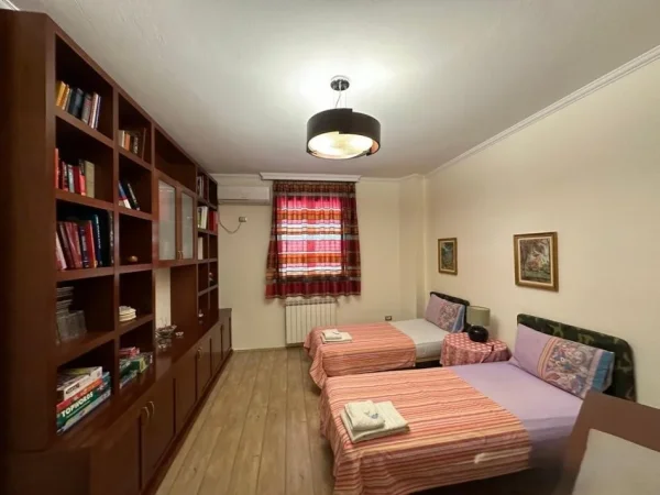 Tirane, jepet me qera apartament 3+1+Aneks+Ballkon Kati 4, 180 m² 800 € 