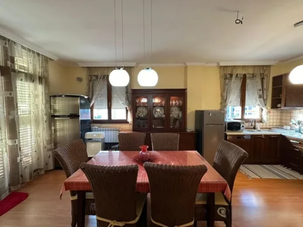Tirane, jepet me qera apartament 3+1+Aneks+Ballkon Kati 4, 180 m² 800 € 